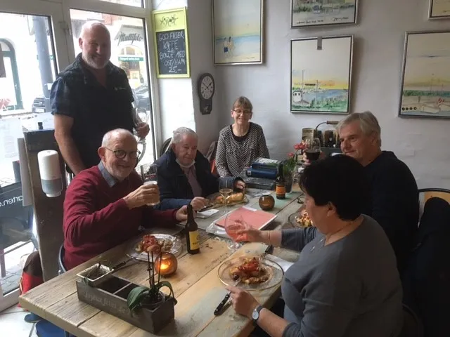 Selvom vi ikke nåede at blive så mange, så var det et arrangement der helt klart overgår de fleste andre. Claus (Stamps and Stuff) kræsede om os under hele mødet. Med kaffe og drikkelse. Da det blev tid til spisning, serverede han sin helt specielle hotdog med bådkartofler til, og som dessert hjemmelavet æblekage. Et par damer der havde været ude og "shoppe" dukke op og fik også maden med.<br>Jørgen, Claus stående, Finn, Lisbeth, Uffe og ?