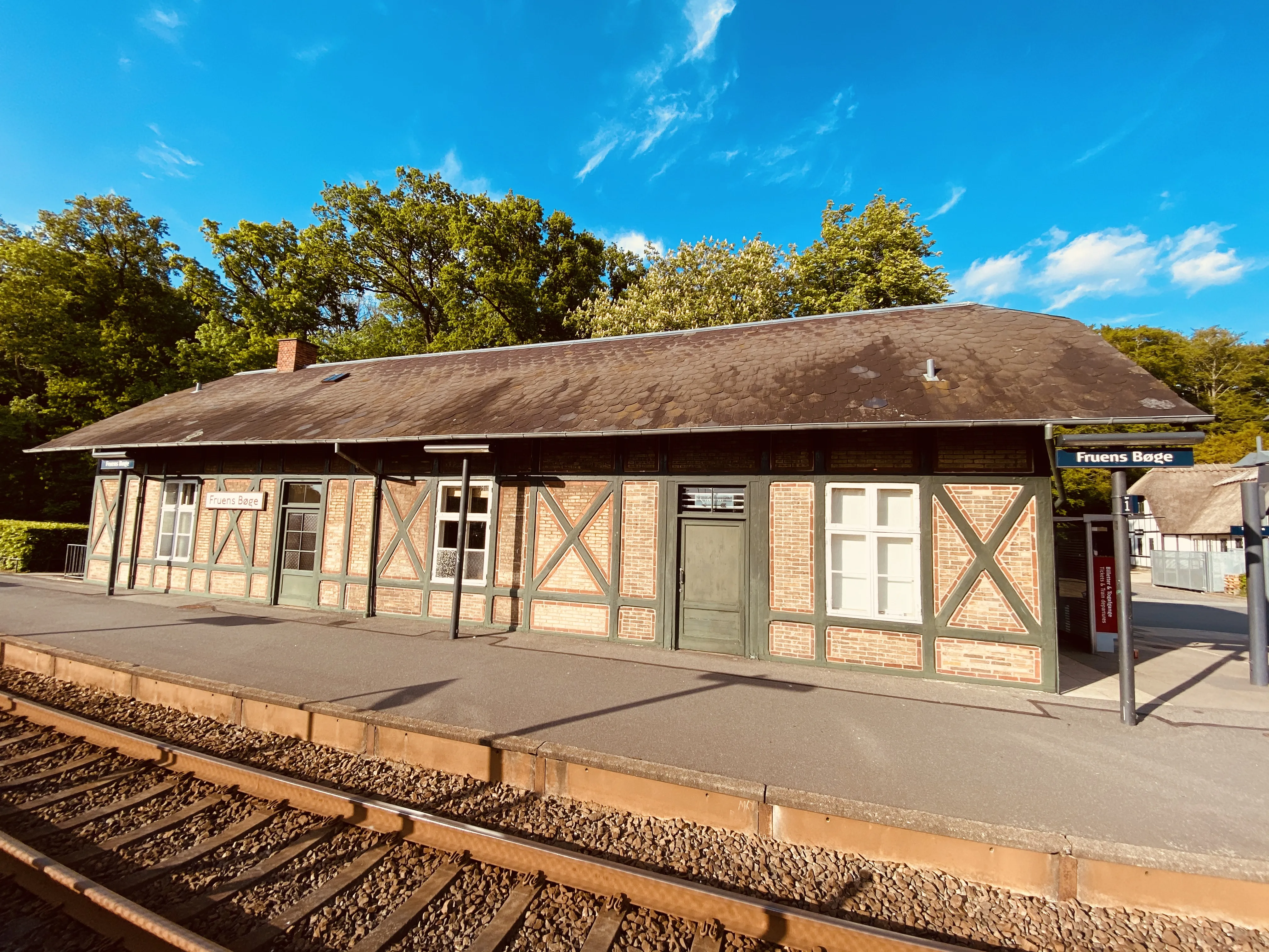 Fruens Bøge station med Café Velodrom.